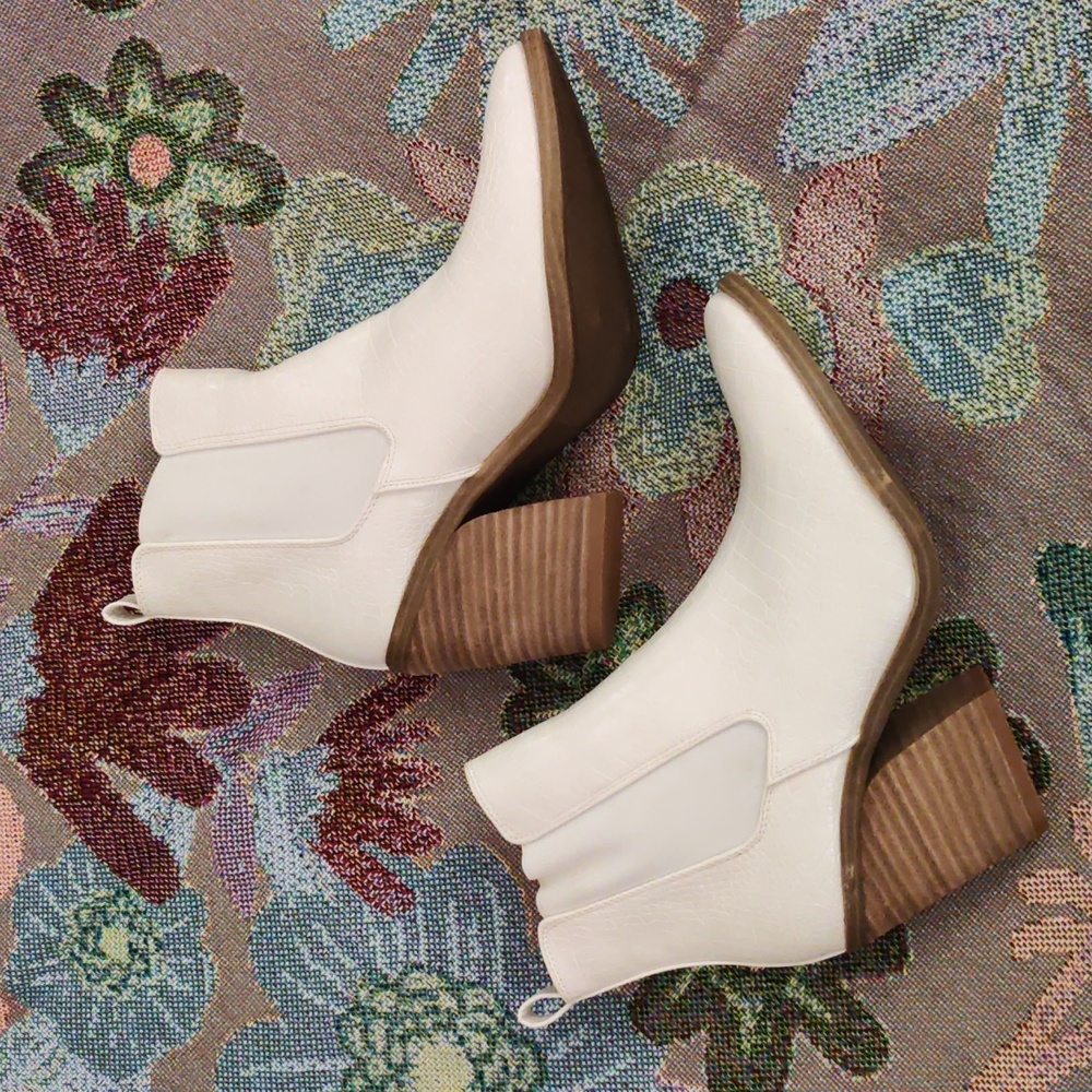 NWOT white booties